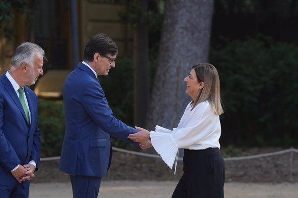La presidenta de Cantabria reclama a Sánchez la convocatoria de elecciones generales