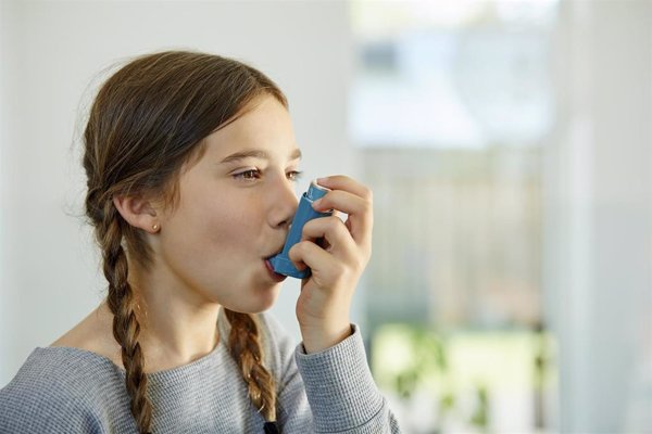 Un tratamiento temprano del asma puede revertir los síntomas y evitar daños pulmonares futuros, según especialista