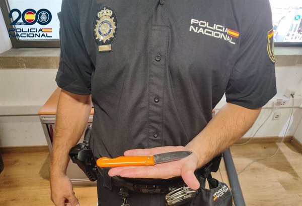 Detenido por amenazar con una navaja a otro hombre que le afeó que grabara a menores en una playa de Palma