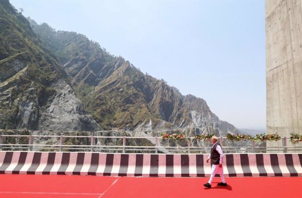 Modi inaugura un importante puente en Cachemira: 