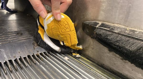 Suc-Metro Madrid advierte del peligro de las escaleras mecánicas tras quedar la zapatilla de un niño enganchada en ellas