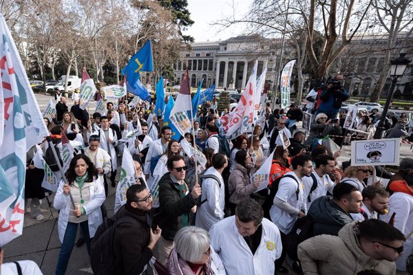 CCOO, UGT, CSIF, FSES y CIG posponen la negociación del Estatuto Marco como protesta por la agresión a una delegada