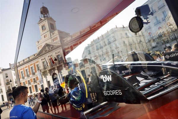 El monoplaza de Carlos Sainz hace parada en la Puerta del Sol antes de su exhibición en Ifema Madrid