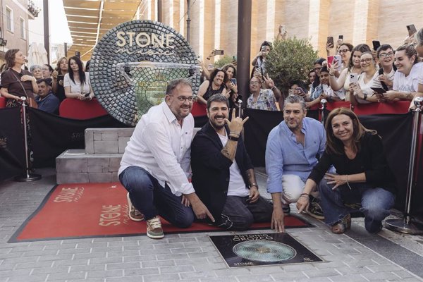 Antonio Orozco inaugura su gira en Mérida con doble lleno y un vinilo en la 'Via Musicorum'