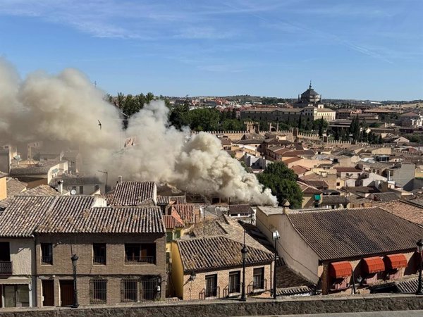 Se derrumba una vivienda incendiada en Toledo tras la extinción de las llamas