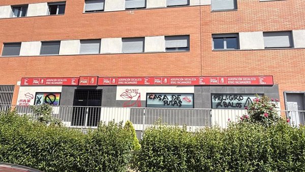 Pintan la sede del PSOE en Rivas-Vaciamadrid con mensajes como 'Peligro Ábalos' o 'Casa de putas'