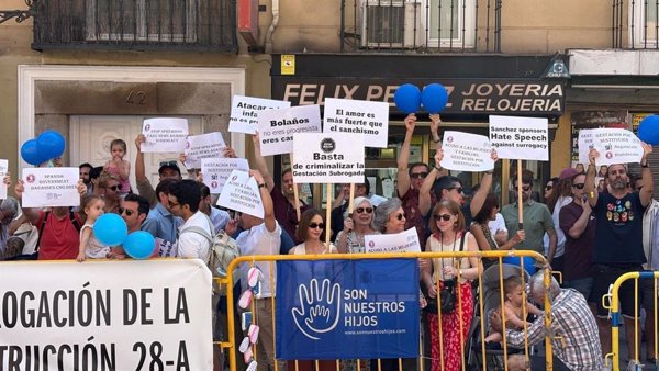 Familias por gestación subrogada exigen ante Justicia que se pueda inscribir a menores en los consulados