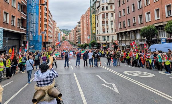 Decenas de miles de personas llenan Bilbao de ikurriñas y gritos de