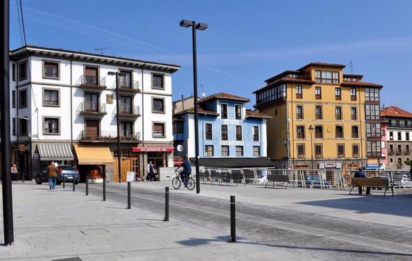 Evacúan a seis personas por el incendio de una vivienda en Llanes (Asturias)