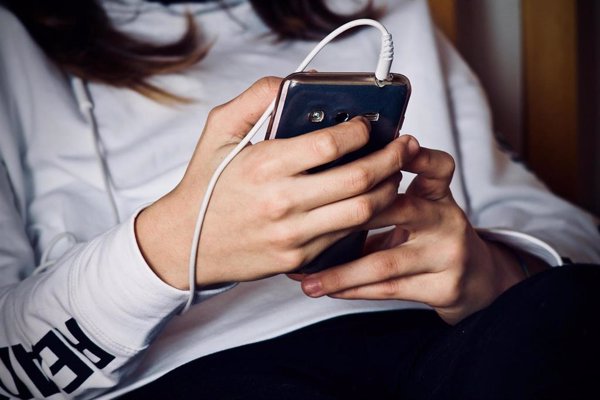 Expertos abogan por combatir la desinformación emocional para lograr el bienestar juvenil en la era digital