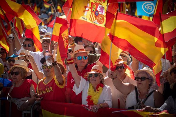 El PP cifra en más de 100.000 los asistentes a su protesta contra Sánchez y la Delegación del Gobierno calcula 50.000