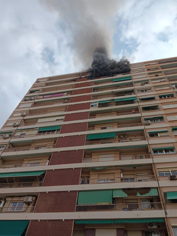 Bomberos dan por controlado un incendio en un edificio en el barrio de Campanar en Valencia