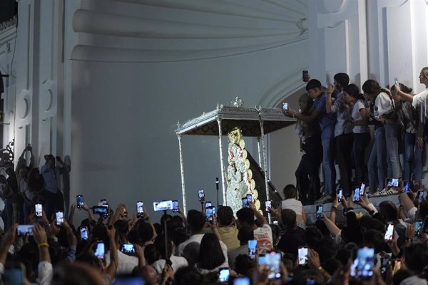 La Virgen del Rocío procesiona por la aldea tras el tradicional salto de la reja a las 2.42 horas