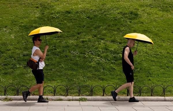La semana empieza cálida en casi toda España, con unos 40ºC en el sur peninsular, y tormentas en el interior el martes