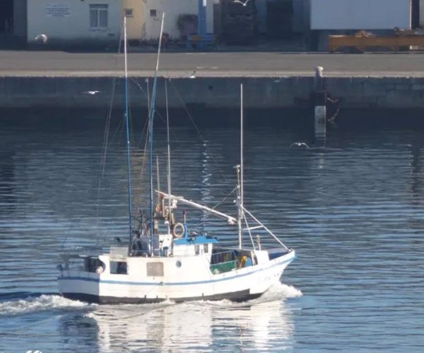 Rescatados ilesos dos marineros tras hundirse un pesquero en Ribeira (A Coruña)