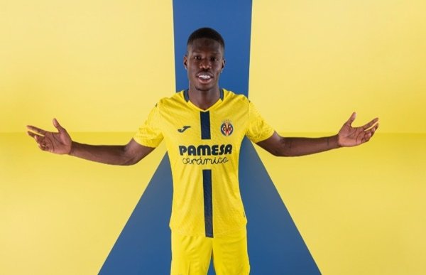 El Villarreal CF y Joma presentan la nueva primera equipación con una novedosa franja azul