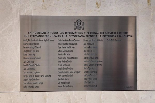 Exteriores homenajea con una placa a embajadores leales a la República y que el Franquismo quiso
