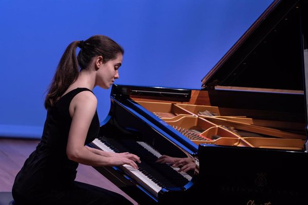 Los españoles Eugenia Sánchez Durán y Emin Kiourktchian, en la final del Premio Intrenacional de Piano Iturbi