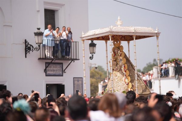 La Virgen del Rocío vuelve a su altar a las 12,32 horas tras diez horas por la aldea de Almonte (Huelva)