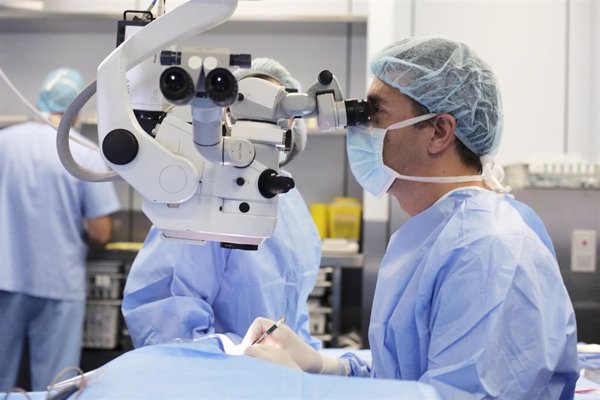 Oftalmólogos afirman que algunos pacientes pueden seguir necesitando correción óptica tras una cirugía refractaria