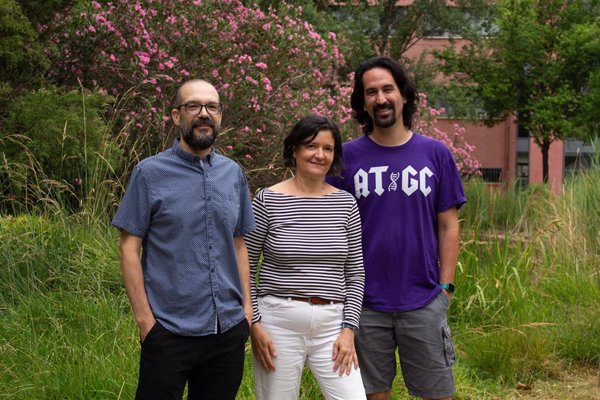 Una investigación de UPO y US revela que las flores tienen pigmentos invisibles para protegerse del sol