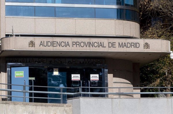 Las imágenes de Metro, claves para identificar al hombre que pintó una esvástica en una sinagoga de Madrid