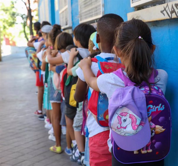 C.Madrid replica que se ha cuadruplicado la inversión para adaptar las aulas al calor tras varias denuncias de familias