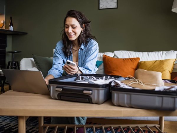 6 de cada 10 españoles compra ropa para las vacaciones y un tercio adquiere libros para verano