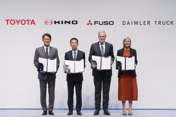 Toyota y Daimler Truck alcanzan un acuerdo para fusionar sus filiales de camiones para abril de 2026