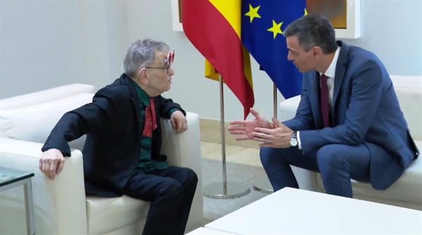 Sánchez recibe al dramaturgo Fernando Arrabal en el Palacio de la Moncloa: 