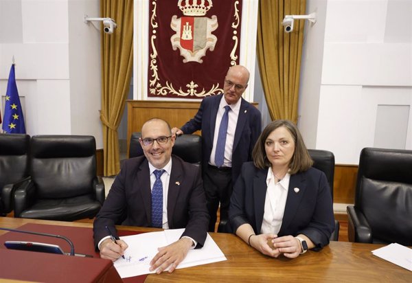 El presidente de las Cortes de C-LM entrega este miércoles en el Congreso la propuesta del nuevo Estatuto de Autonomía