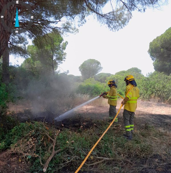 Efectivos del Infoca siguen con tareas de extinción por el incendio declarado el lunes en Puerto Real (Cádiz)
