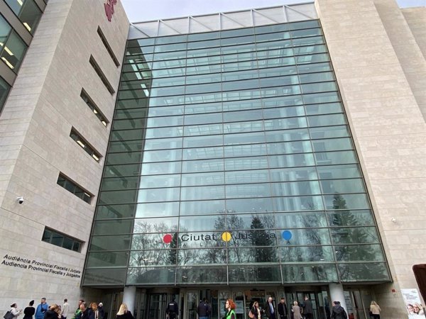 Absuelven a un profesor acusado de agredir sexualmente a dos alumnas: la Audiencia ve 