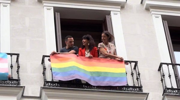 Redondo reivindica la bandera LGTBI como 