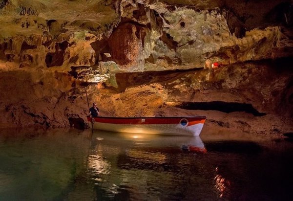 Detenido un joven por fracturar una estalactita de les Coves de Sant Josep en La Vall d'Uixó (Castellón)