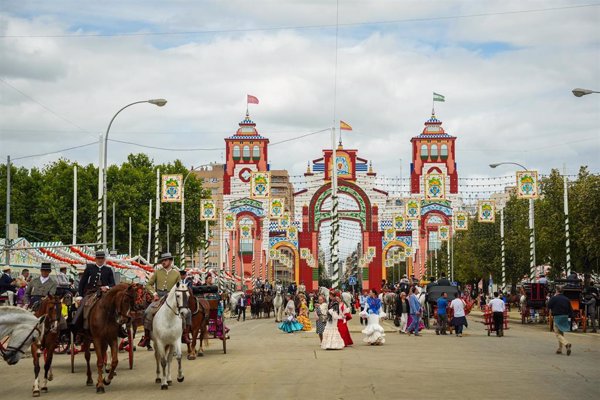 El TSJA absuelve a 3 condenados tras una agresión a homosexuales en la Feria de Sevilla y baja la pena del resto