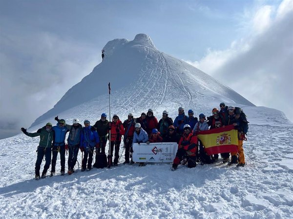 Dos montañeros ciegos y uno sordo coronan el 'Pico de Julio Verne' de Islandia