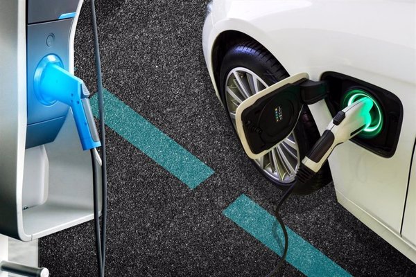 Cargar un coche eléctrico en España es diez euros más barato que en Alemania, que es el país más caro