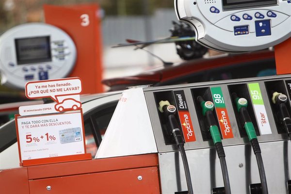 Los carburantes prosiguen su tendencia a la baja y se abaratan hasta casi un 6% en lo que va de año