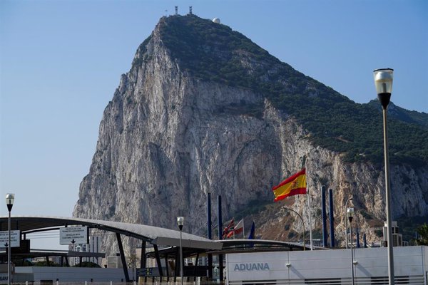 La Línea (Cádiz) celebra el acuerdo con Gibraltar con moderada alegría hasta conocer