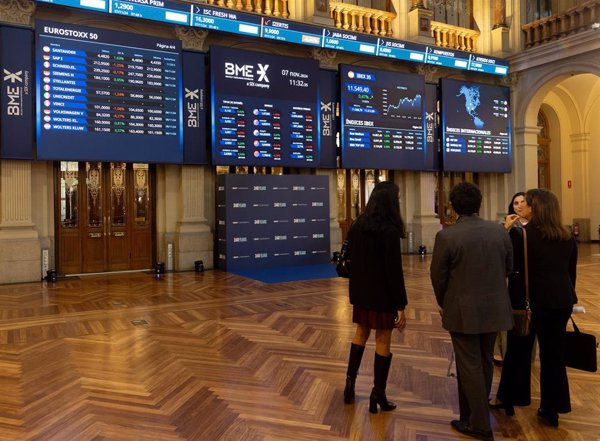 El Ibex 35 modera su caída al 0,3% al cierre de la sesión y se mantiene por encima de los 14.000 enteros