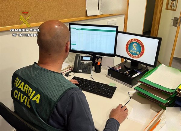 Guardia Civil detiene en Murcia a un joven por acosar a su expareja con más de un centenar de llamadas ocultas