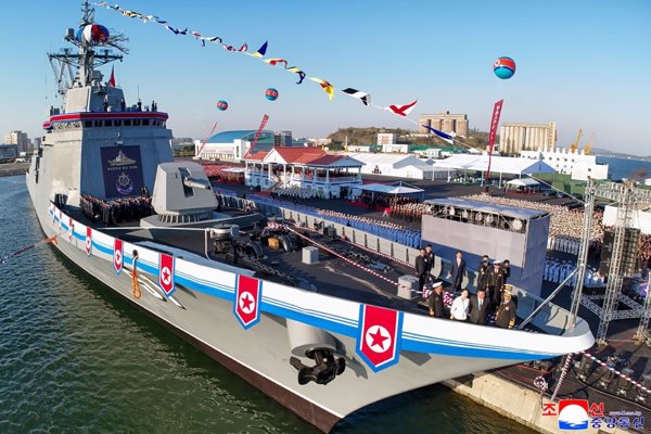 Corea del Norte inaugura su nuevo destructor tras el fallo de la botadura y anuncia la construcción de otros dos