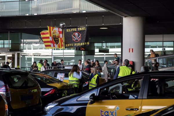 Los taxistas desconvocan las protestas de la semana que viene en el Aeropuerto de Barcelona