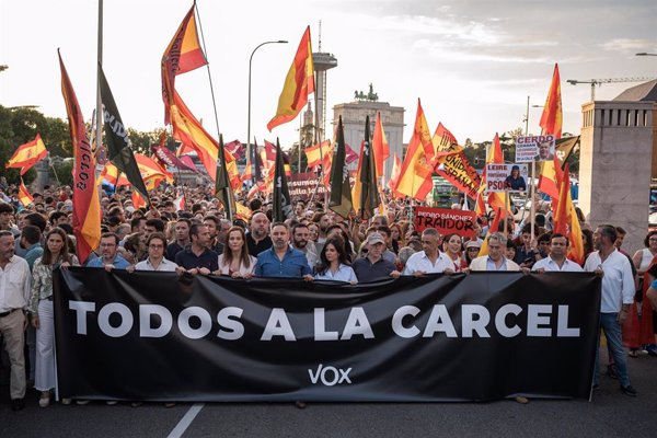 Vox lidera una manifestación de protesta contra Sánchez para pedir su dimisión, con destino final en Ferraz
