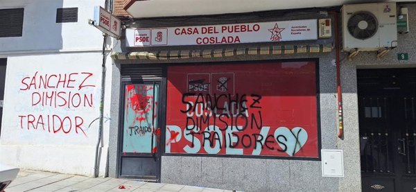 El PSOE de Coslada (Madrid) denuncia un ataque vandálico a su sede con mensajes como 'Sánchez dimisión' o 'Traidores'