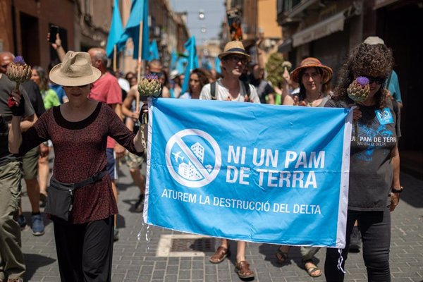 Una manifestación en El Prat (Barcelona) exige frenar la ampliación del Aeropuerto de Barcelona