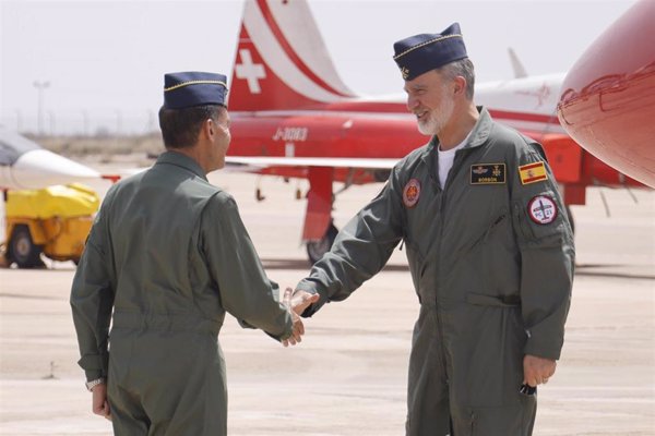 El rey Felipe VI se pone a los mandos del avión de entrenamiento Pilatus, con el que se formará Leonor