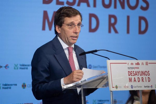 Almeida cree que Santos Cerdán no ha dejado su acta de diputado aún para 
