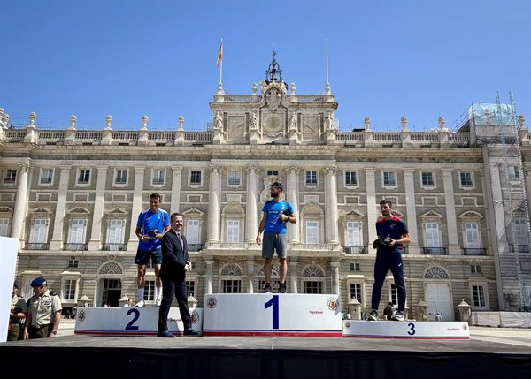Miles de corredores hacen el itinerario de Felipe VI en el día de su proclamación como Rey cuando se cumplen diez años
